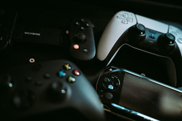 Analyzing Cross-Platform Mobile Games for Seamless Play Anywhere Analyzing Cross-Platform Mobile Games for Seamless Play Anywhere