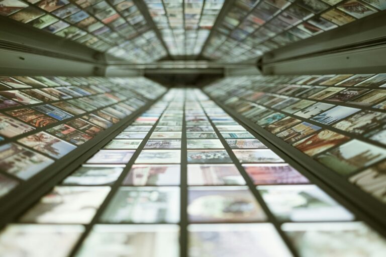 Analyzing Mobile Editors with Integrated Stock Media Libraries
